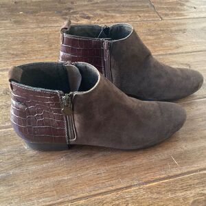 Munro American Lexi Bootie Brown Suede Croc Accent Ankle Boots Women's Size 8